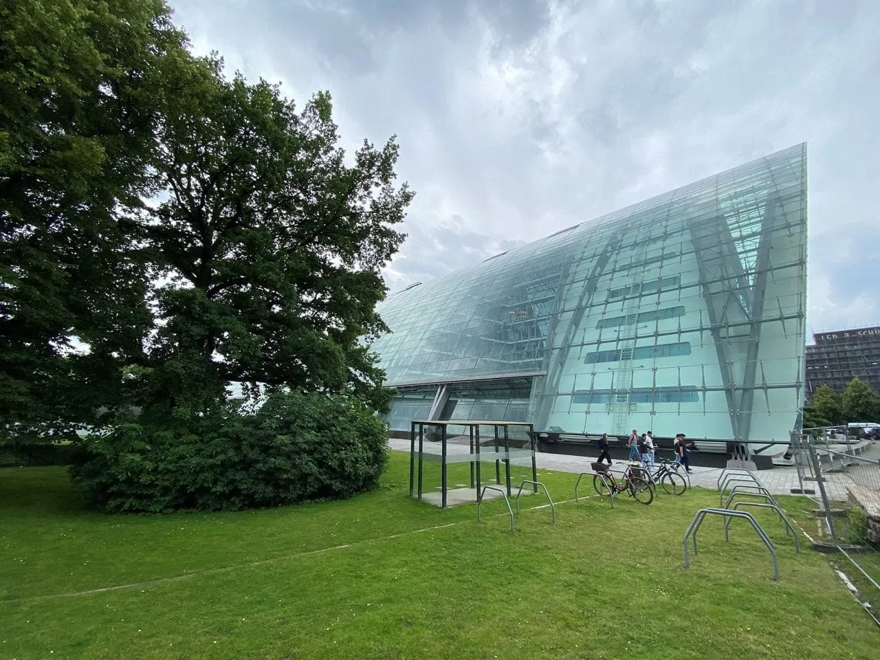 Das Bild zeigt die Außenansicht des Hamburger Business Center und dient als Beitragsbild für das Thema Vorteile der Konferenz- und Tagungsräume.