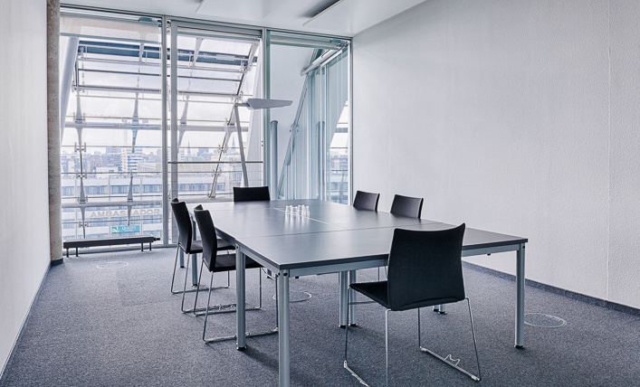 Das Bild zeigt einen kleinen Konferenzraum und verdeutlicht den Büroservice unter neuer Firmenadresse in Hamburg.