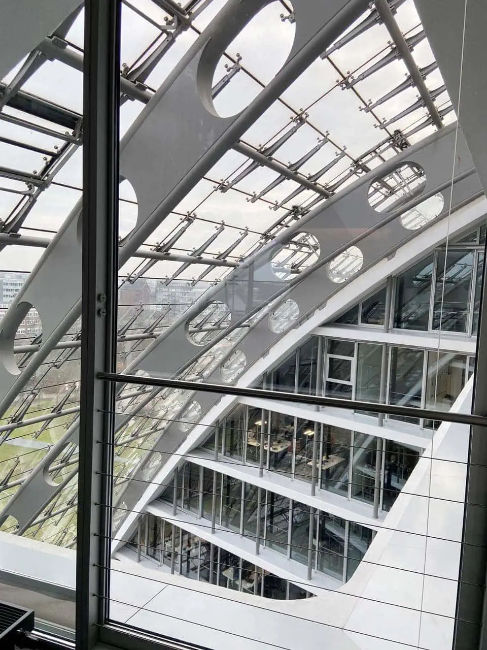 Das Bild zeigt den Blick auf die spektakuläre Dachkonstruktion des Hamburger Business Center und dient als Beitragsbild für das Thema Seminarraum mieten in Hamburg.