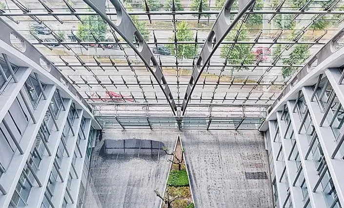 Das Bild zeigt den hell gestalteten und überdachten Innenhof des BBCC in Hamburg und dient als Titelbild für das Thema „Konferenzraum mieten in Hamburg“.