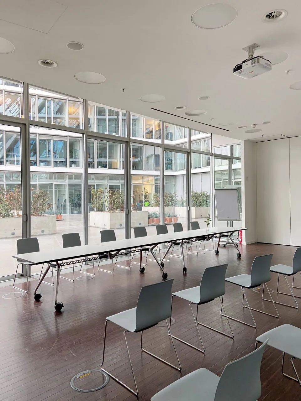 Das Bild zeigt den Konferenzraum Nr. 1 mit Bestuhlung und dient als Beitragsbild für das Thema Tagungsraum mieten in Hamburg.