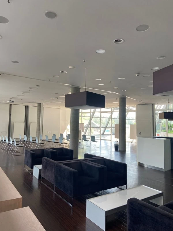 Das Bild zeigt den Blick in die Lounge mit einer Sitzgarnitur und dient als Titelbild für das Thema „Virtuelles Büro Hamburg“.